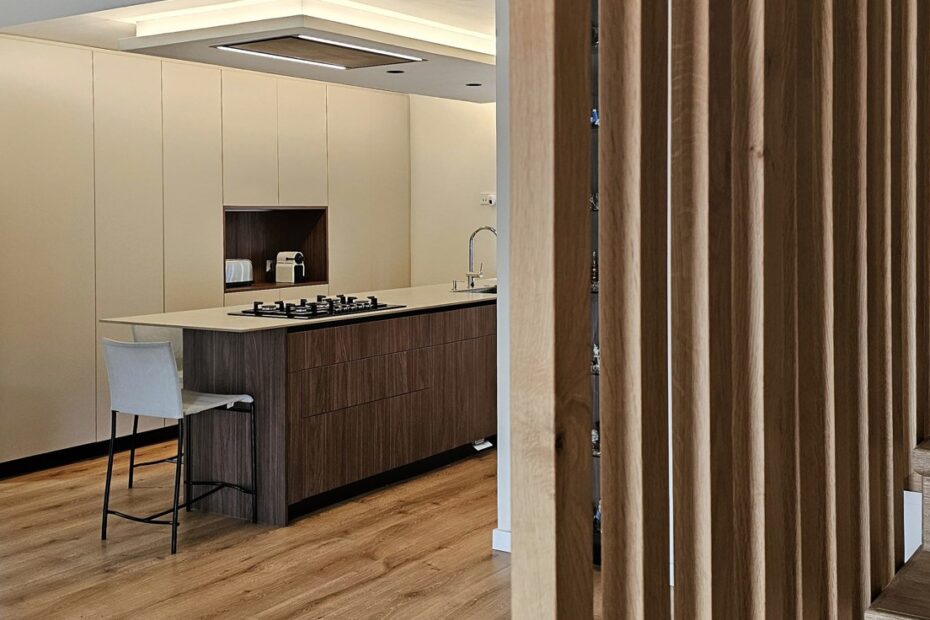 Cocina moderna con isla central.. En tonos claros y madera